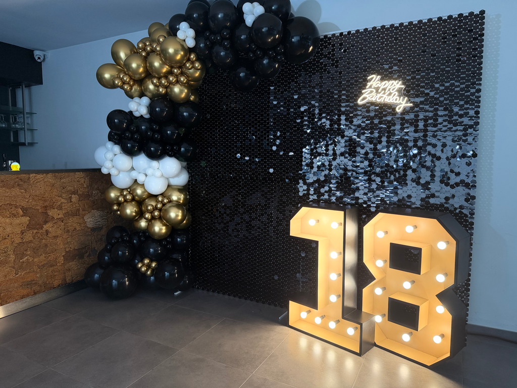 Montage sur back drop noir / or