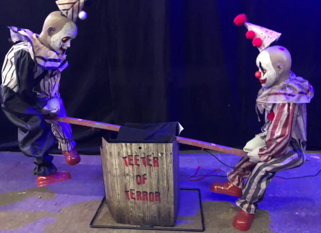 Double clowns démoniaques sur balançoire